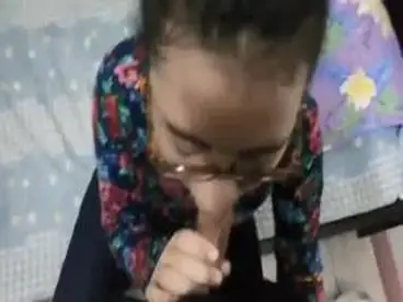 Gadis Berkacamata Cantik Pasrah Servis Kasur poster