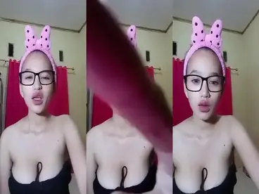 Gadis Berkacamata Semok Cantik Pasrah Kasur poster