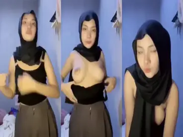 Ukhti Hijab Hitam Cantik Bersantai Di Kasur poster