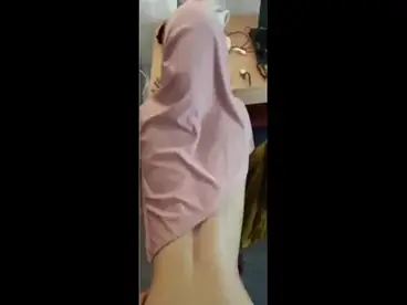 Ukhti Hijab Pink Cantik Pasrah Goyang Kasur poster